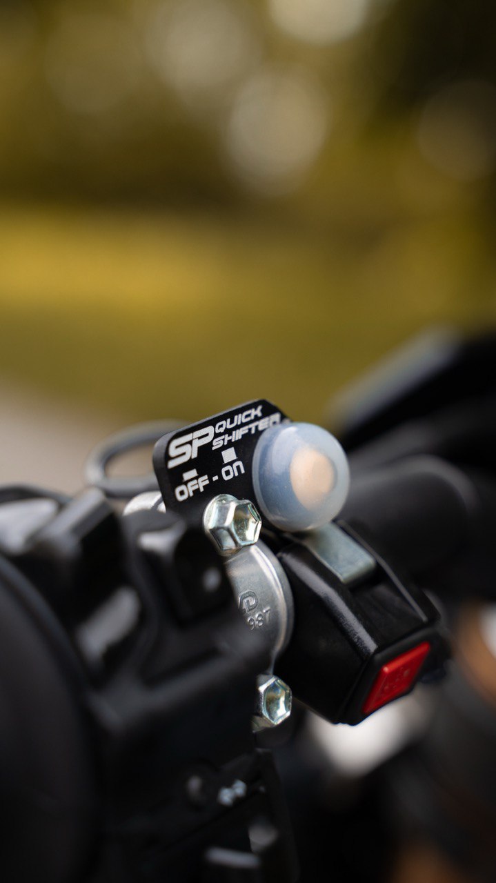Second image of ON/OFF handlebar switch for activating Electronic Quickshifter