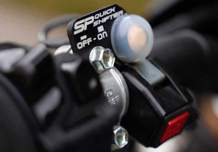 Handlebar ON OFF switch for activating the electronic quickshifter: why it really makes a difference