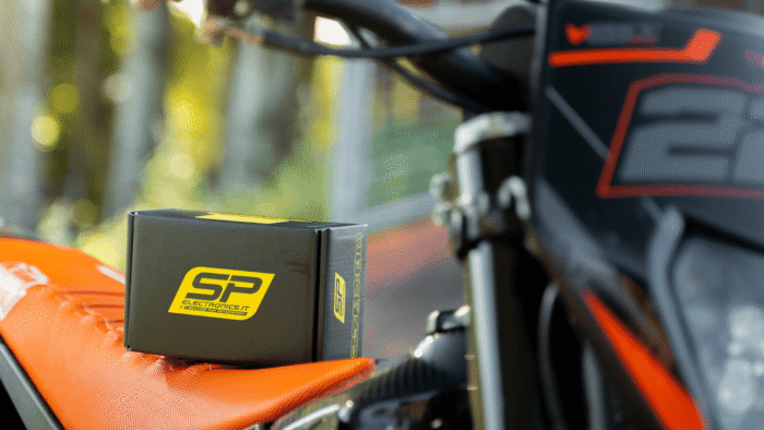 Sensore a compressione, a trazione o bidirezionale? Come scegliere il sensore quickshifter giusto per la tua moto